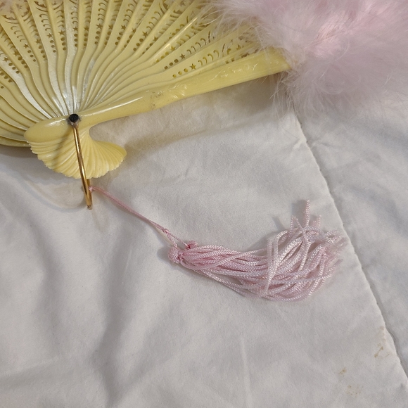 Vintage Fluffy Pink Feather Hand Fan. - Picture 3 of 10
